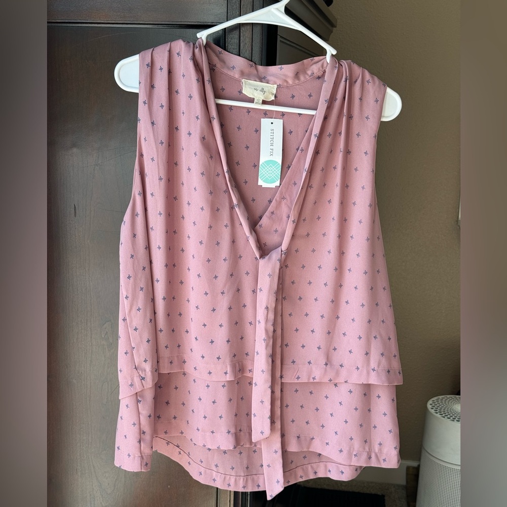 Sleeveless blouse with tie